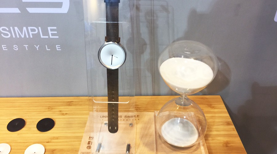 砂時計をコンセプトにした時計